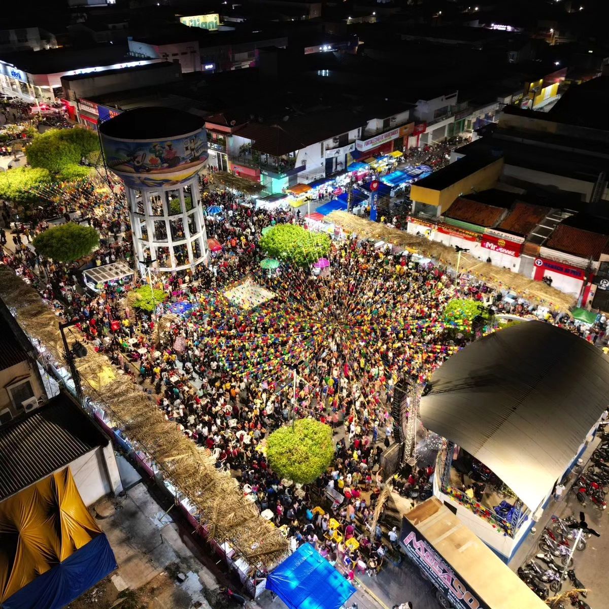 Uma multidão prestigiou o evento especial de encerramento do São João da gente!!!